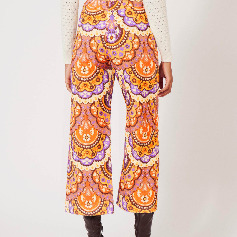 
                      
                        Pantalon Velvet Fall
                      
                    