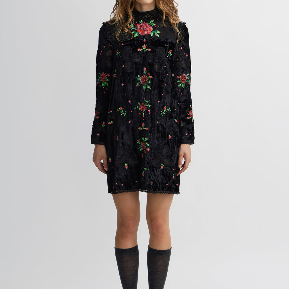
                      
                        Dress Nappe
                      
                    