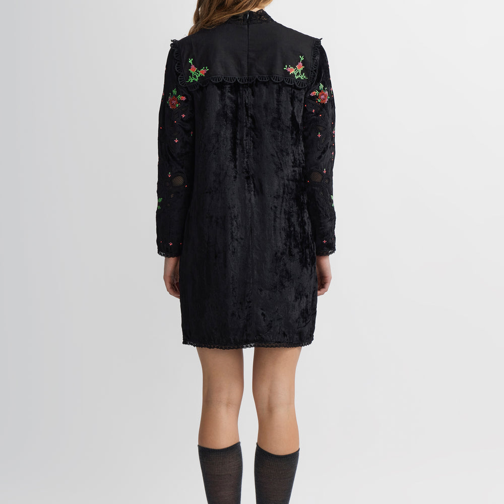 
                      
                        Dress Nappe
                      
                    